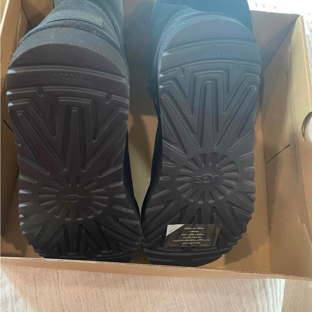 UGG Classic Short Boots Never Worn